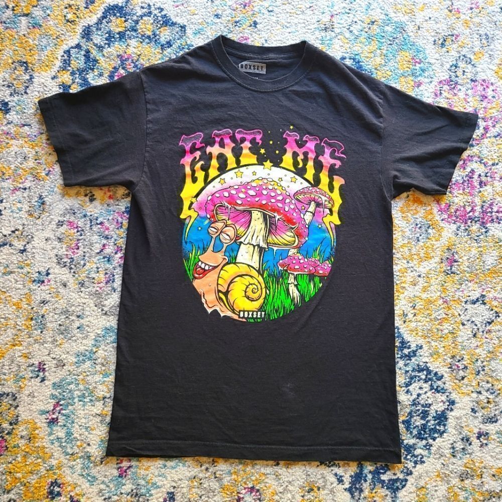 Eat me snail mushroom tee